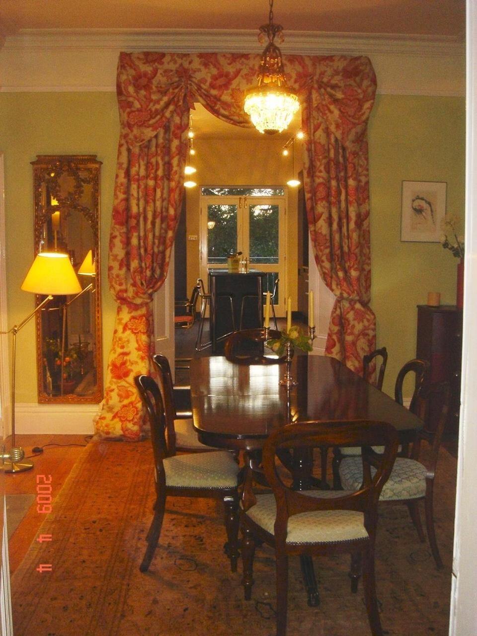 The traditionally furnished dining room